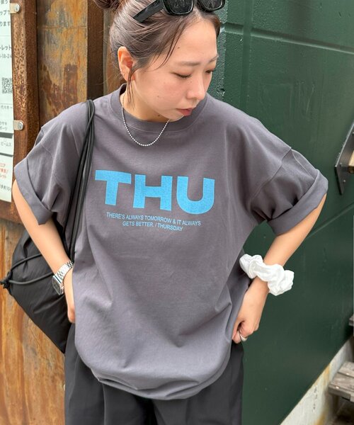 DISCOAT(ディスコート)の「【WEB限定】DAYグラフィックTシャツ(Tシャツ/カットソー・レディース・チャコールグレー/オフホワイト/ライトグレー・FREE)」の3枚目の写真