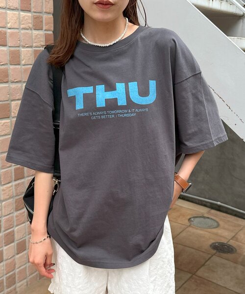 DISCOAT(ディスコート)の「【WEB限定】DAYグラフィックTシャツ(Tシャツ/カットソー・レディース・チャコールグレー/オフホワイト/ライトグレー・FREE)」の19枚目の写真