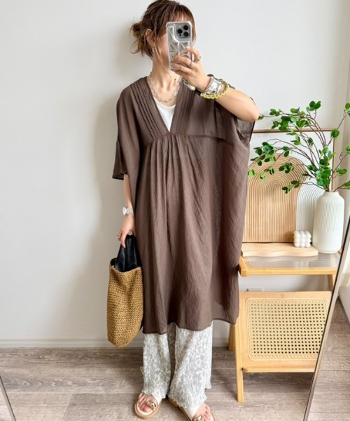 LBC(エルビーシー)の「Vネックピンタックセットワンピース(ワンピース・レディース・ブラック/ターコイズブルー/ブラウン/オレンジ・M)」の2枚目の写真