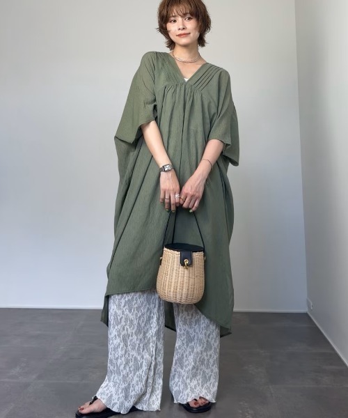 LBC(エルビーシー)の「【インフルエンサー着用】【2点セット】Vネックピンタックセットワンピース(ワンピース・レディース・ブラック/ターコイズブルー/ブラウン/オレンジ/その他1/カーキ/レッド・M)」の1枚目の写真