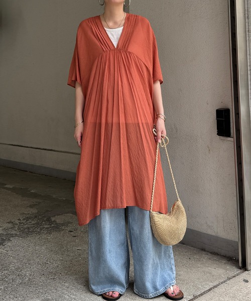 LBC(エルビーシー)の「Vネックピンタックセットワンピース(ワンピース・レディース・ブラック/ターコイズブルー/ブラウン/オレンジ・M)」の4枚目の写真