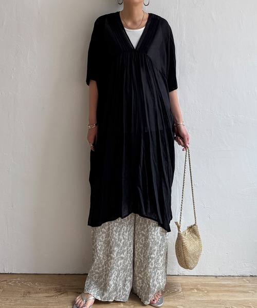 LBC(エルビーシー)の「Vネックピンタックセットワンピース(ワンピース・レディース・ブラック/ターコイズブルー/ブラウン/オレンジ・M)」の1枚目の写真