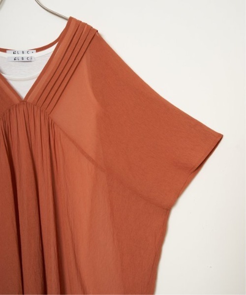 LBC(エルビーシー)の「Vネックピンタックセットワンピース(ワンピース・レディース・ブラック/ターコイズブルー/ブラウン/オレンジ・M)」の7枚目の写真