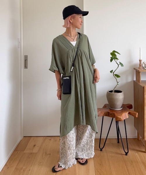 LBC(エルビーシー)の「【インフルエンサー着用】【2点セット】Vネックピンタックセットワンピース(ワンピース・レディース・ブラック/ターコイズブルー/ブラウン/オレンジ/その他1/カーキ/レッド・M)」の19枚目の写真