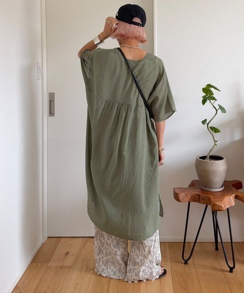 LBC(エルビーシー)の「【インフルエンサー着用】【2点セット】Vネックピンタックセットワンピース(ワンピース・レディース・ブラック/ターコイズブルー/ブラウン/オレンジ/その他1/カーキ/レッド・M)」の20枚目の写真