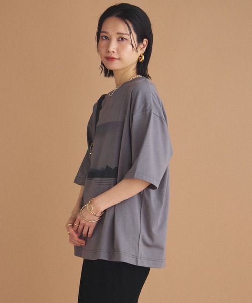 Doux archives（ドゥアルシーヴ）の「フォトプリント半袖Tee（Tシャツ/カットソー・レディース・チャコールグレー/オフホワイト/グレイッシュベージュ・38）」の4枚目の写真