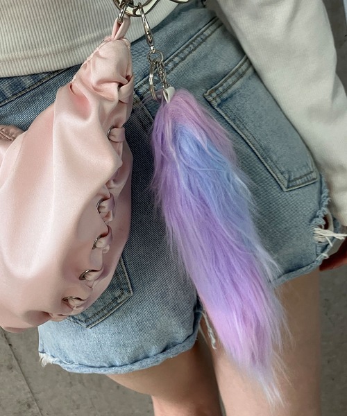 meJane(ミージェーン)の「しっぽチャーム パステルファーキーホルダー(チャーム・レディース・レインボー/パープル系・FREE)」の2枚目の写真