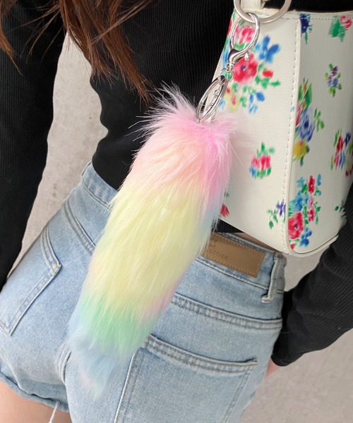 meJane(ミージェーン)の「しっぽチャーム パステルファーキーホルダー(チャーム・レディース・レインボー/パープル系・FREE)」の1枚目の写真