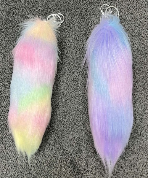 meJane(ミージェーン)の「しっぽチャーム パステルファーキーホルダー(チャーム・レディース・レインボー/パープル系・FREE)」の4枚目の写真