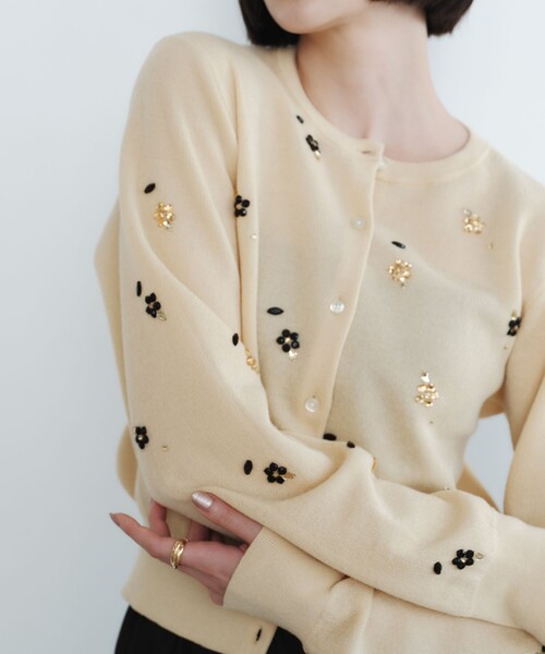 EMMEL REFINES(エメルリファインズ)の「<EMMEL REFINES>EM フラワー ビジュー カーディガン(カーディガン/ボレロ・レディース・ベージュ/ブラック・FREE)」の1枚目の写真