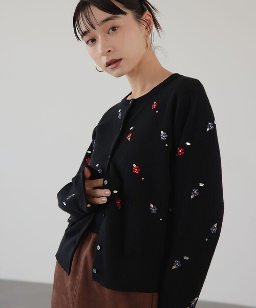 EMMEL REFINES(エメルリファインズ)の「<EMMEL REFINES>EM フラワー ビジュー カーディガン(カーディガン/ボレロ・レディース・ベージュ/ブラック・FREE)」の2枚目の写真