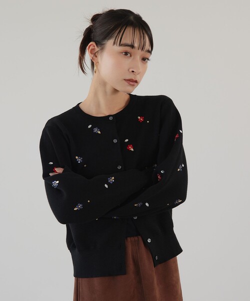 EMMEL REFINES(エメルリファインズ)の「<EMMEL REFINES>EM フラワー ビジュー カーディガン(カーディガン/ボレロ・レディース・ベージュ/ブラック・FREE)」の4枚目の写真