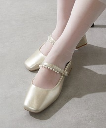 ベージュ スクエアトゥパンプス ゴールドバッジ付き ベージュ スクエアトゥパンプス ゴールドバッジ付き ベージュ スクエア