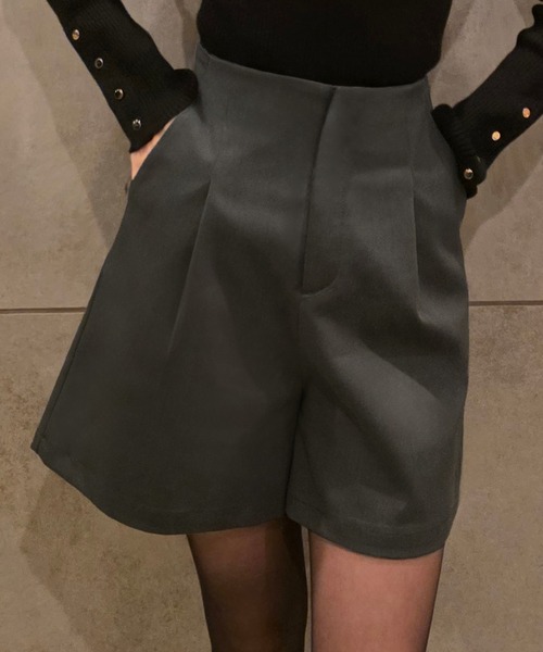 JUNOAH（ジュノア）の「タックショートパンツ（その他パンツ・レディース・チャコール/アイボリー/ブラック・LARGE/MEDIUM/SMALL）」の3枚目の写真