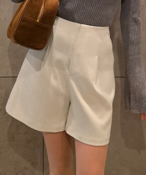 JUNOAH（ジュノア）の「タックショートパンツ（その他パンツ・レディース・チャコール/アイボリー/ブラック・LARGE/MEDIUM/SMALL）」の2枚目の写真