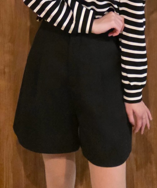 JUNOAH（ジュノア）の「タックショートパンツ（その他パンツ・レディース・チャコール/アイボリー/ブラック・LARGE/MEDIUM/SMALL）」の4枚目の写真