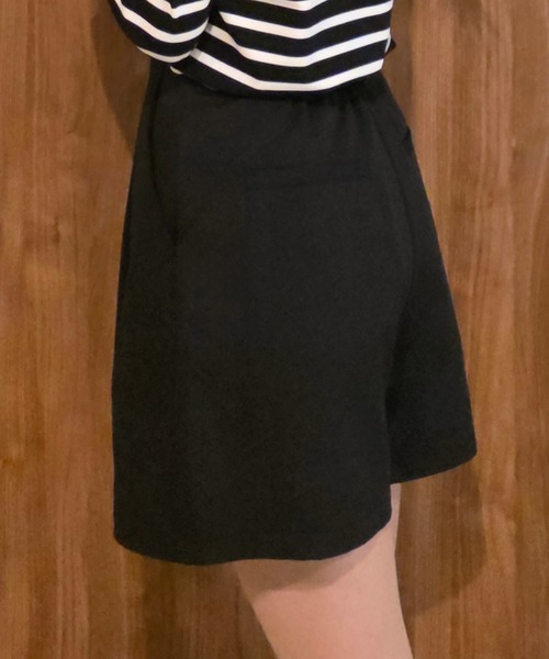 JUNOAH（ジュノア）の「タックショートパンツ（その他パンツ・レディース・チャコール/アイボリー/ブラック・LARGE/MEDIUM/SMALL）」の5枚目の写真