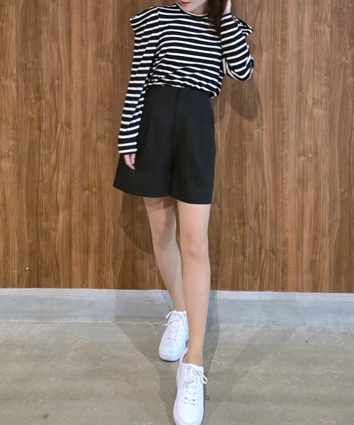 JUNOAH（ジュノア）の「タックショートパンツ（その他パンツ・レディース・チャコール/アイボリー/ブラック・LARGE/MEDIUM/SMALL）」の6枚目の写真