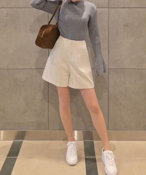 JUNOAH（ジュノア）の「タックショートパンツ（その他パンツ・レディース・チャコール/アイボリー/ブラック・LARGE/MEDIUM/SMALL）」の8枚目の写真