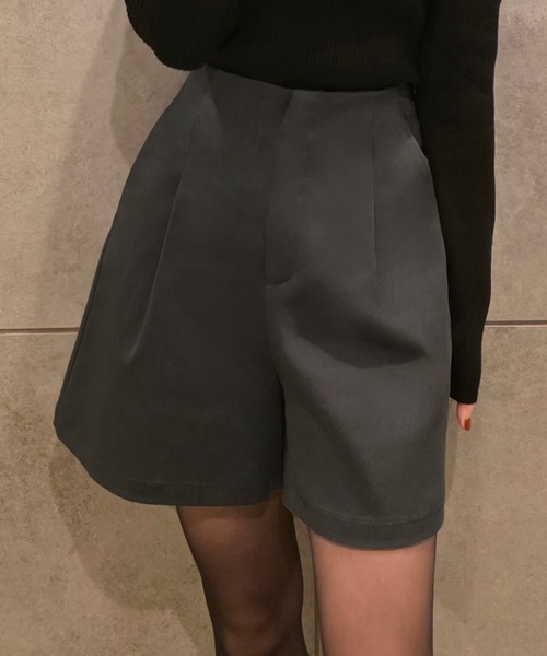 JUNOAH（ジュノア）の「タックショートパンツ（その他パンツ・レディース・チャコール/アイボリー/ブラック・LARGE/MEDIUM/SMALL）」の10枚目の写真