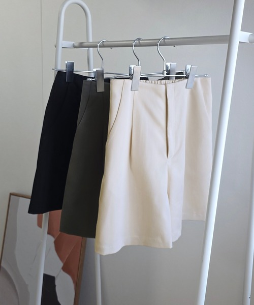 JUNOAH（ジュノア）の「タックショートパンツ（その他パンツ・レディース・チャコール/アイボリー/ブラック・LARGE/MEDIUM/SMALL）」の13枚目の写真