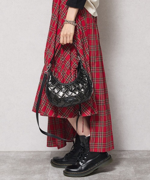 jouetie(ジュエティ)の「【jouetie/ジュエティ】クロスエンボス 三日月ショルダーバッグ(ショルダーバッグ・レディース・ブラック/ピンク/ベージュ/シルバー・FREE)」の5枚目の写真