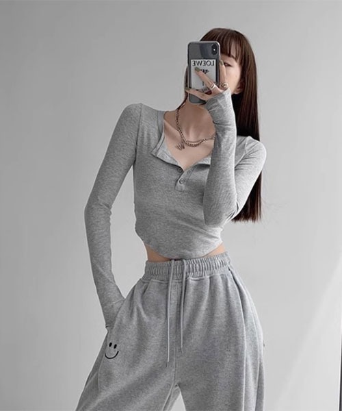 urge:(アージコロン )の「【URGE:】クロップド丈 ヘンリーネック 長袖 カットソー(Tシャツ/カットソー・レディース・ブラック/グレー/ホワイト・SMALL/MEDIUM/LARGE/X-LARGE)」の3枚目の写真