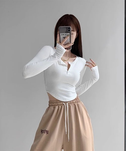 urge:(アージコロン )の「【URGE:】クロップド丈 ヘンリーネック 長袖 カットソー(Tシャツ/カットソー・レディース・ブラック/グレー/ホワイト・SMALL/MEDIUM/LARGE/X-LARGE)」の1枚目の写真