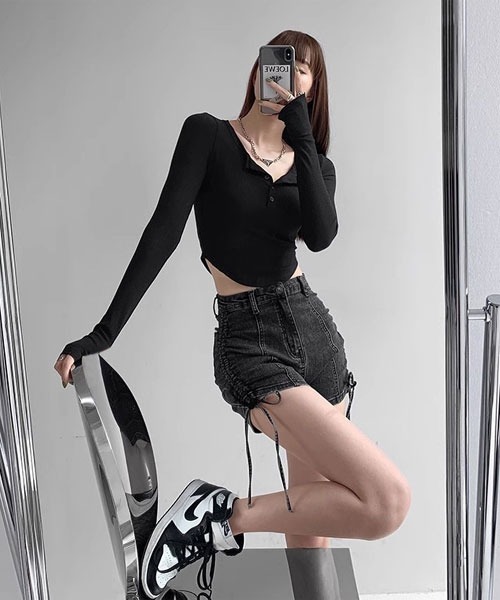 urge:(アージコロン )の「【URGE:】クロップド丈 ヘンリーネック 長袖 カットソー(Tシャツ/カットソー・レディース・ブラック/グレー/ホワイト・SMALL/MEDIUM/LARGE/X-LARGE)」の2枚目の写真