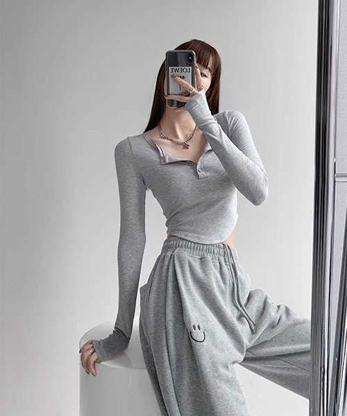 urge:(アージコロン )の「【URGE:】クロップド丈 ヘンリーネック 長袖 カットソー(Tシャツ/カットソー・レディース・ブラック/グレー/ホワイト・SMALL/MEDIUM/LARGE/X-LARGE)」の6枚目の写真