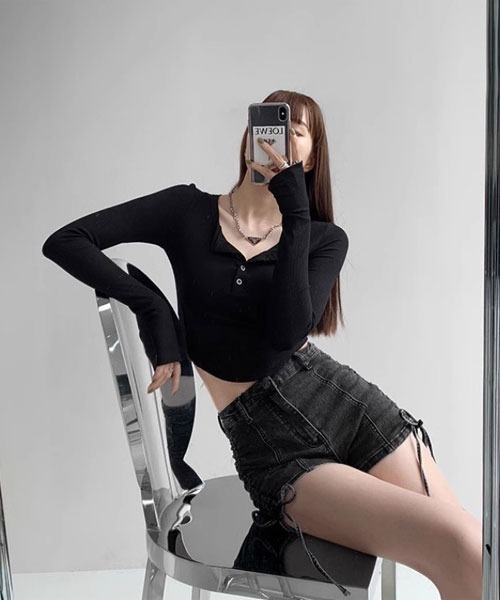 urge:(アージコロン )の「【URGE:】クロップド丈 ヘンリーネック 長袖 カットソー(Tシャツ/カットソー・レディース・ブラック/グレー/ホワイト・SMALL/MEDIUM/LARGE/X-LARGE)」の10枚目の写真