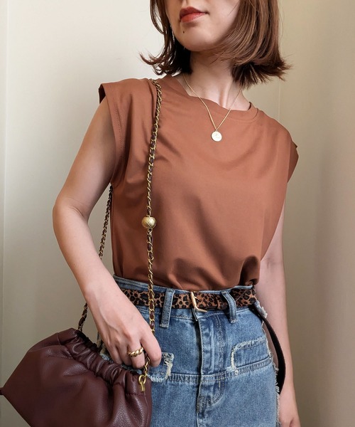 styiro(スタイロ)の「悩む時間を与えない、シンプルに着回しが効く。なめらかタッチで柔らかいノースリーブTシャツ(Tシャツ/カットソー・レディース・ブラック/ホワイト/ブラウン/ベージュ・L/XL/M)」の3枚目の写真