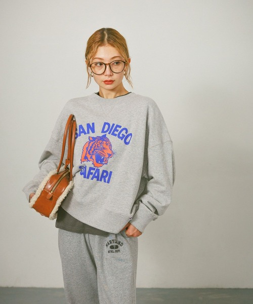 Russell Athletic（ラッセルアスレティック）の「【RUSSELL ATHLETIC (ラッセルアスレティック）】別注プリントスウェット（スウェット・レディース・ネイビー/スモーク/グレー・FREE）」の2枚目の写真