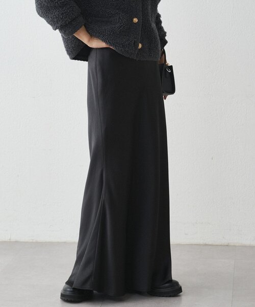 LOUNGEDRESS（ラウンジドレス）の「サテンマーメイドスカート（スカート・レディース・ブラック/ライトベージュ・MEDIUM/SMALL）」の10枚目の写真