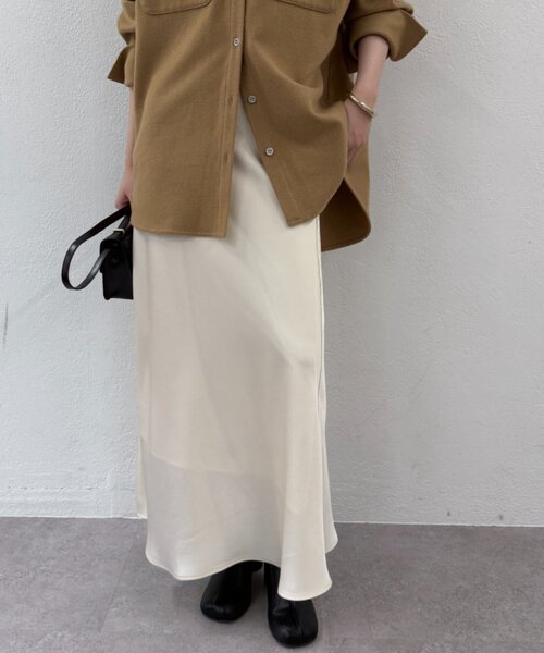 LOUNGEDRESS（ラウンジドレス）の「サテンマーメイドスカート（スカート・レディース・ブラック/ライトベージュ・MEDIUM/SMALL）」の18枚目の写真