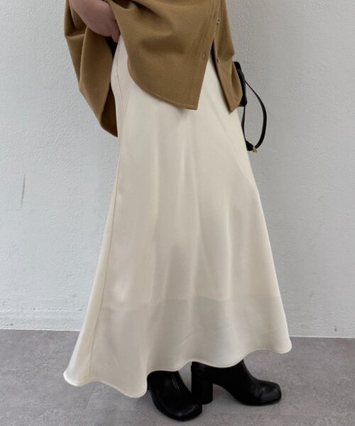 LOUNGEDRESS（ラウンジドレス）の「サテンマーメイドスカート（スカート・レディース・ブラック/ライトベージュ・MEDIUM/SMALL）」の21枚目の写真