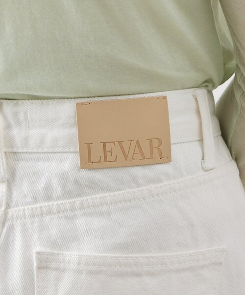 BEARDSLEY（ビアズリー）の「《LEVAR》裾フレアジーンズ（ホワイト）（デニムパンツ・レディース・ホワイト・MEDIUM）」の20枚目の写真