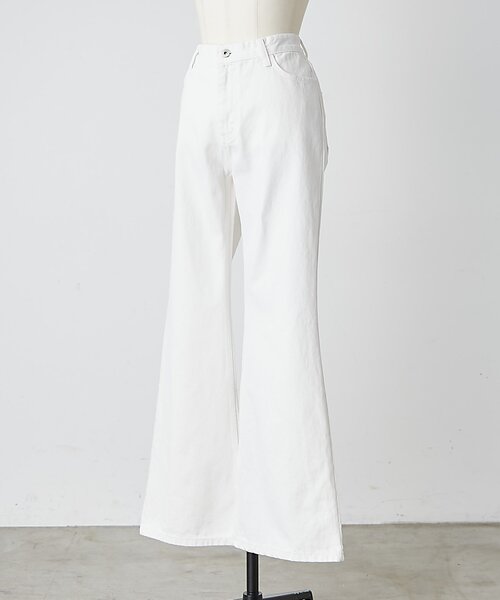 BEARDSLEY（ビアズリー）の「《LEVAR》裾フレアジーンズ（ホワイト）（デニムパンツ・レディース・ホワイト・MEDIUM）」の9枚目の写真