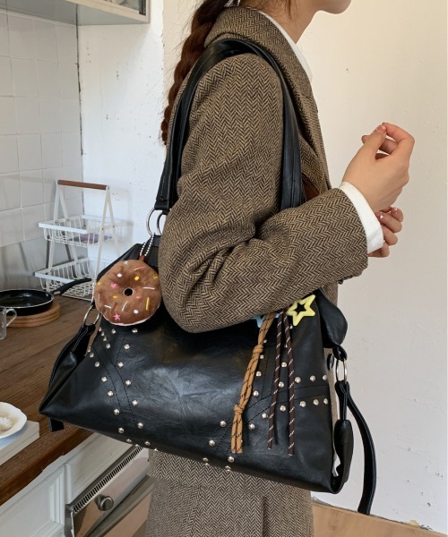 FREE STYLISTS(フリー スタイリスト)の「Y2K スタッズショルダーバッグ 2WAY/A4対応大容量 【チャーム付】(ショルダーバッグ・レディース・ブラック/ブラウン/ダークブラウン・FREE)」の8枚目の写真