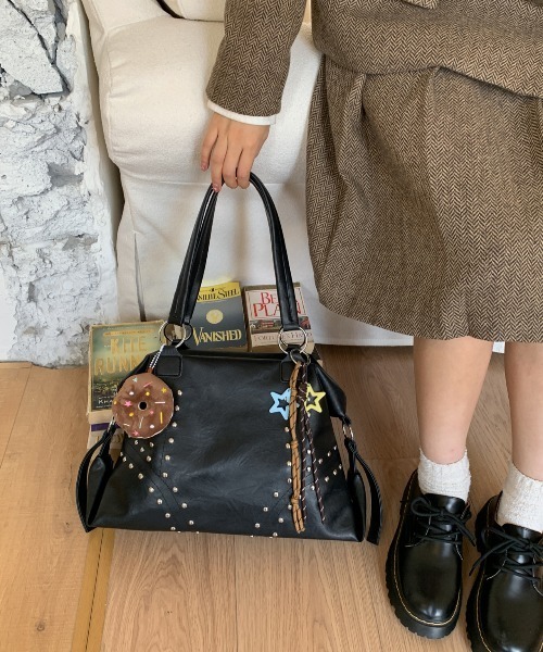 FREE STYLISTS(フリー スタイリスト)の「Y2K スタッズショルダーバッグ 2WAY/A4対応大容量 【チャーム付】(ショルダーバッグ・レディース・ブラック/ブラウン/ダークブラウン・FREE)」の12枚目の写真