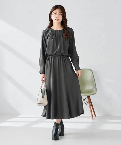 a.v.v(アーヴェヴェ)の「【洗える】セットアップ見えサテンワンピース(ワンピース・レディース・チャコールグレー/サンドベージュ・38/40)」の2枚目の写真