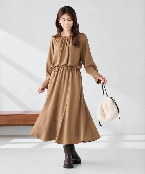 a.v.v(アーヴェヴェ)の「【洗える】セットアップ見えサテンワンピース(ワンピース・レディース・チャコールグレー/サンドベージュ・38/40)」の18枚目の写真