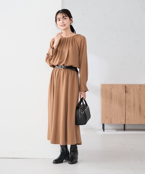 a.v.v(アーヴェヴェ)の「【洗える】セットアップ見えサテンワンピース(ワンピース・レディース・チャコールグレー/サンドベージュ・38/40)」の20枚目の写真