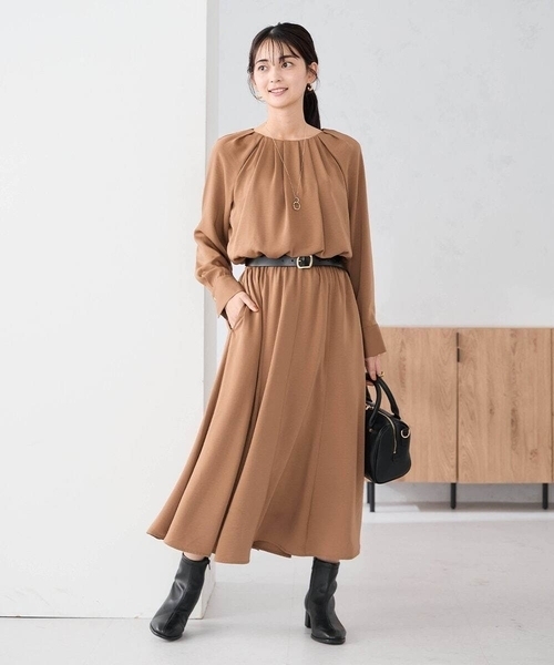 a.v.v(アーヴェヴェ)の「【洗える】セットアップ見えサテンワンピース(ワンピース・レディース・チャコールグレー/サンドベージュ・38/40)」の21枚目の写真
