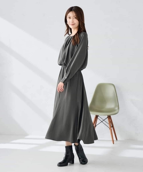 a.v.v(アーヴェヴェ)の「【洗える】セットアップ見えサテンワンピース(ワンピース・レディース・チャコールグレー/サンドベージュ・38/40)」の11枚目の写真