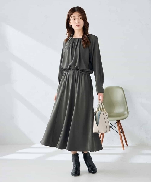 a.v.v(アーヴェヴェ)の「【洗える】セットアップ見えサテンワンピース(ワンピース・レディース・チャコールグレー/サンドベージュ・38/40)」の13枚目の写真