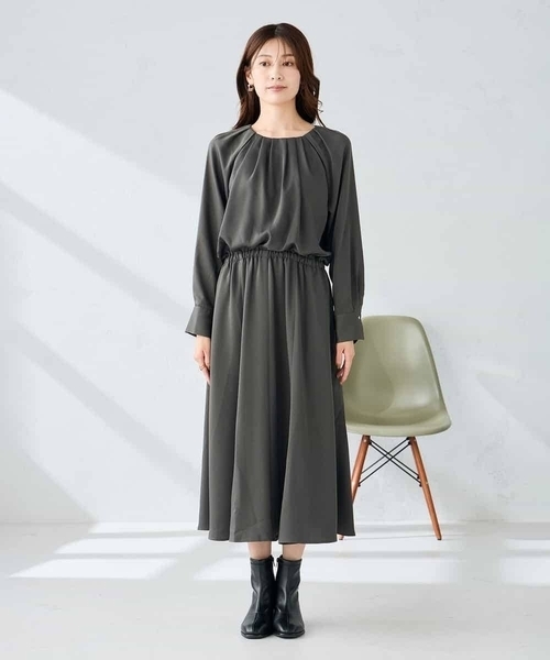 a.v.v(アーヴェヴェ)の「【洗える】セットアップ見えサテンワンピース(ワンピース・レディース・チャコールグレー/サンドベージュ・38/40)」の14枚目の写真