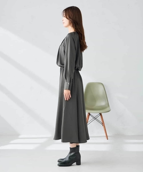 a.v.v(アーヴェヴェ)の「【洗える】セットアップ見えサテンワンピース(ワンピース・レディース・チャコールグレー/サンドベージュ・38/40)」の15枚目の写真