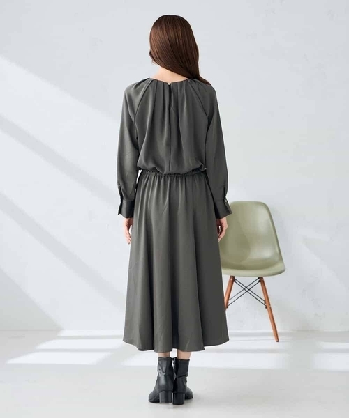 a.v.v(アーヴェヴェ)の「【洗える】セットアップ見えサテンワンピース(ワンピース・レディース・チャコールグレー/サンドベージュ・38/40)」の16枚目の写真