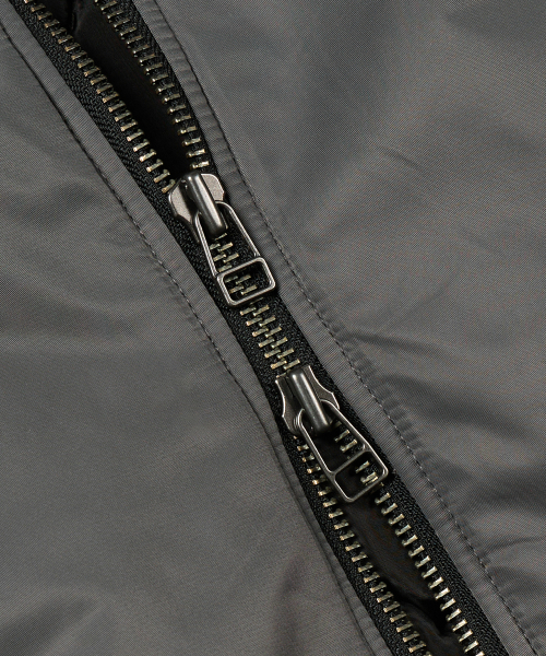 FRIZMWORKS(フリズムワークス)の「ACTIVE MA-1 HOODED PARKA _ GUN METAL(ブルゾン・メンズ・その他・SMALL/MEDIUM/LARGE/X-LARGE)」の2枚目の写真